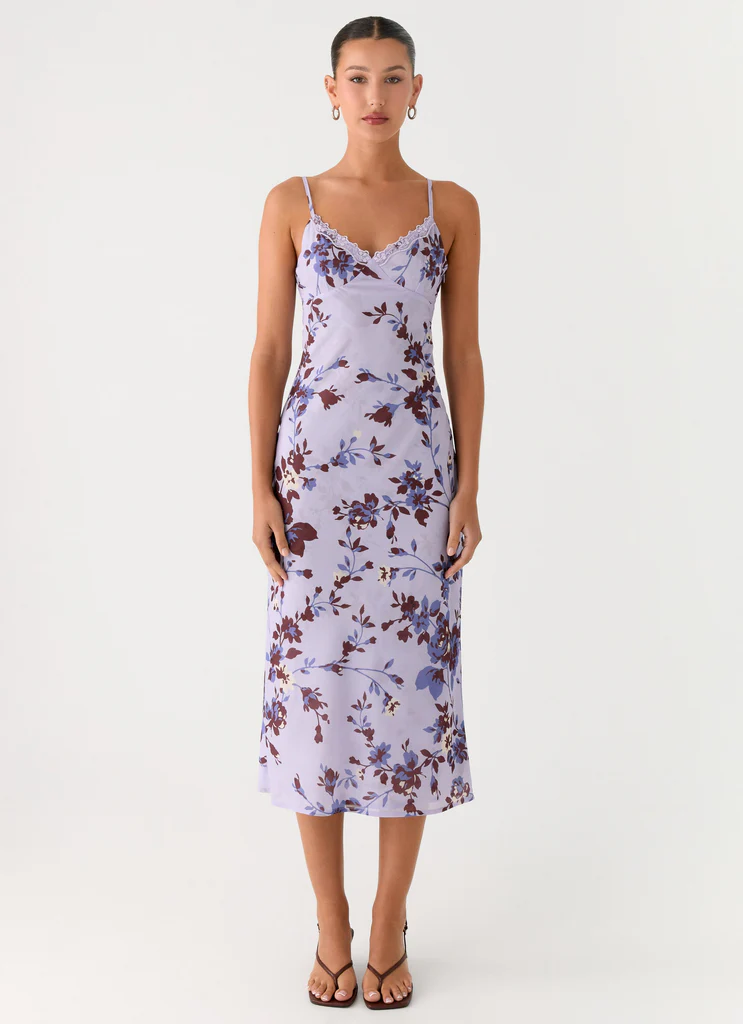 Robe mi-longue à dentelle Bluma – Fleurs antique lilas Robe mi-longue à dentelle Bluma - Fleurs antique lilas