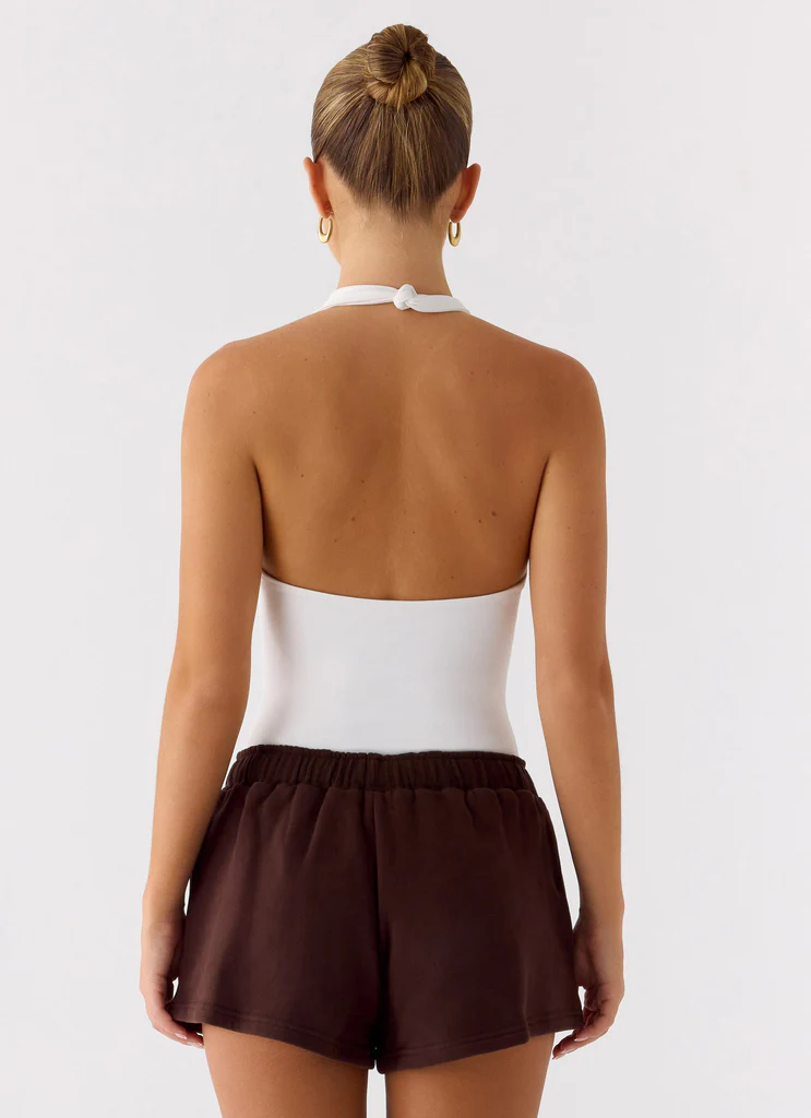 Shorts de sport à taille basse Signature – Chocolat Shorts de sport à taille basse Signature - Chocolat