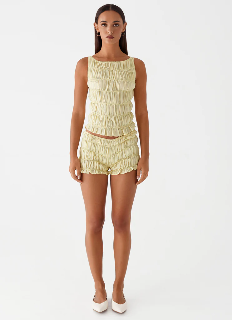 Shorts mini froncés Girls Like Us - Jaune