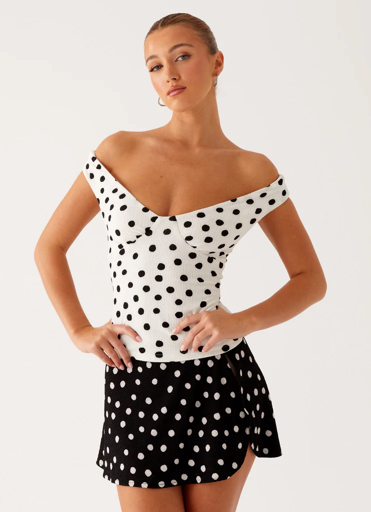 Top Rylie - Pointes noires sur fond blanc