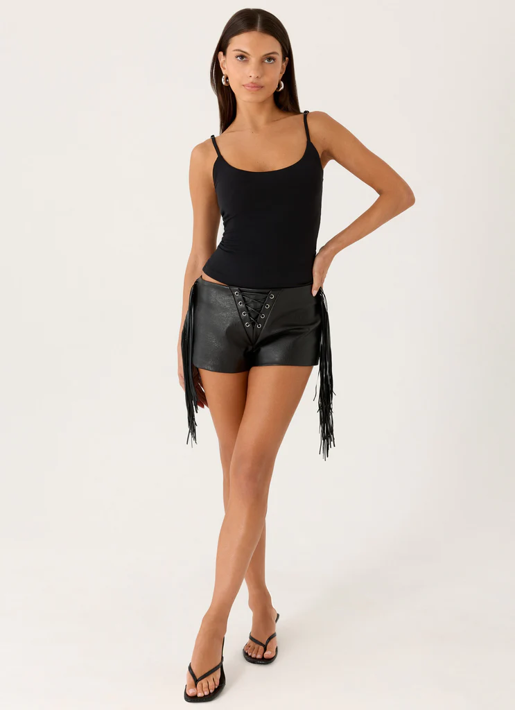 Shorts à taille basse en PU Isiah - Noir